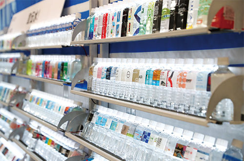 写真:オリジナル食品&飲料エリア