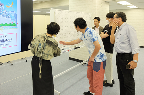 写真：小間割抽選会の様子